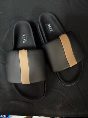 ROAM Black Slides with Tan Stripe